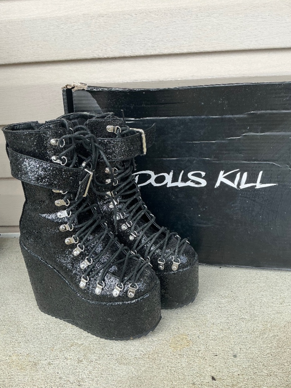 Dolls Kill platform pumps